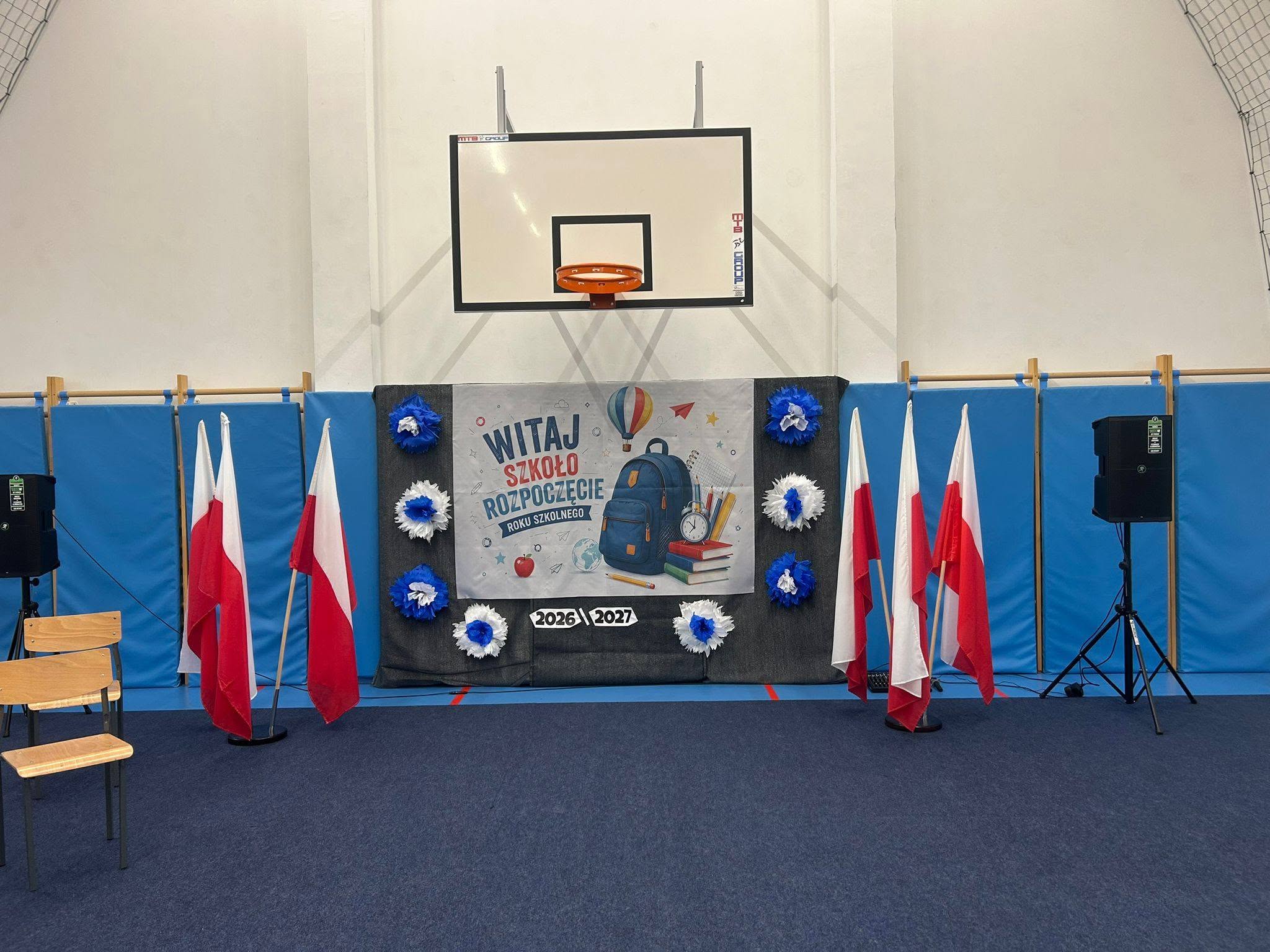 Sala i flagi polski